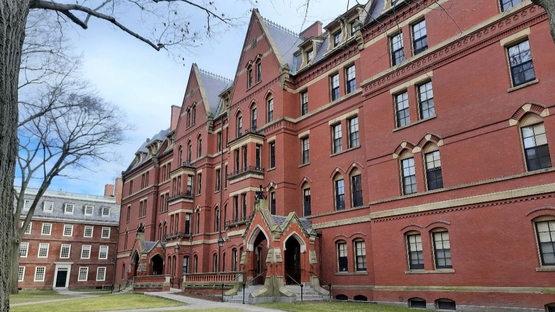 Harvard é primeira vítima confirmada de campanha de extorsão a clientes da Oracle