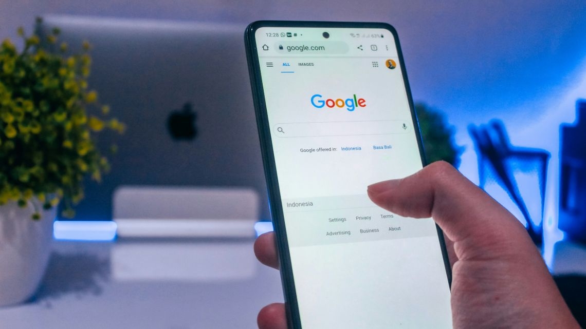 Google assiste a crescimento de esquemas potenciados por IA em anúncios