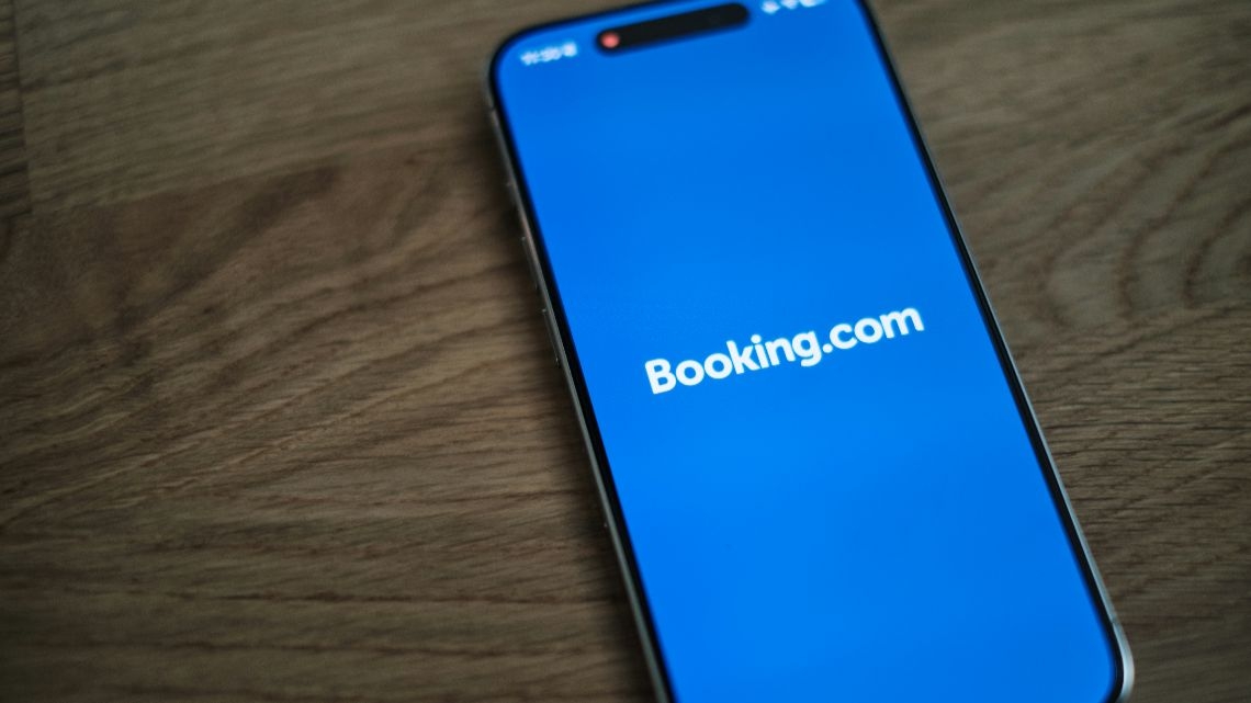 Campanha ClickFix visa setor hoteleiro na Europa com falsas reservas da Booking