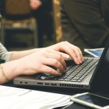 Ataques InstallFix distribuem malware via guias CLI