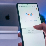 Google assiste a crescimento de esquemas potenciados por IA em anúncios