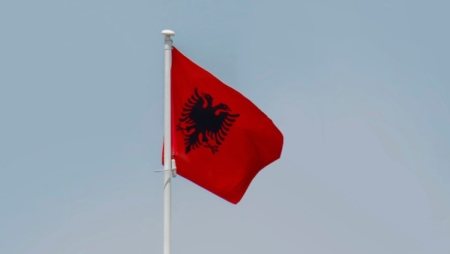 Funcionários públicos albaneses investigados por negligência em ciberataque