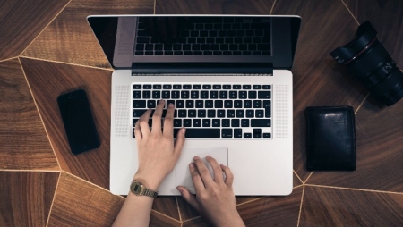 Maioria dos trabalhadores usam dispositivos de trabalho para tarefas pessoais