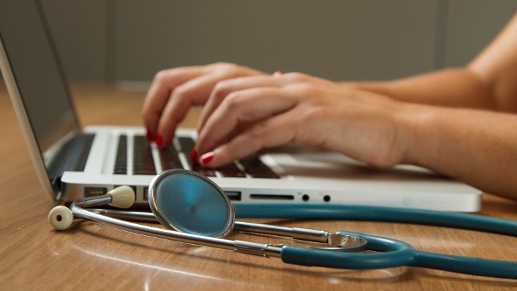 Vendas de dados confidenciais de hospitais e clínicas na dark web aumentam