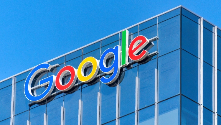 Google multada em 403 milhões por tratamento de dados de localização